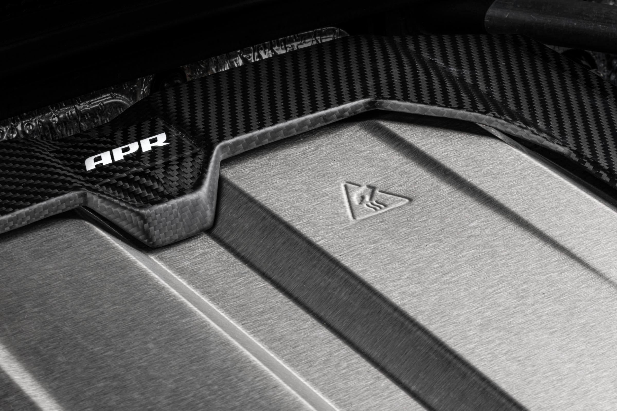Engine Cover C8 4.0T EA825 Carbon Fiber Fits 2021-2024 Audi RS6 Avant/RS7 Sportback APR